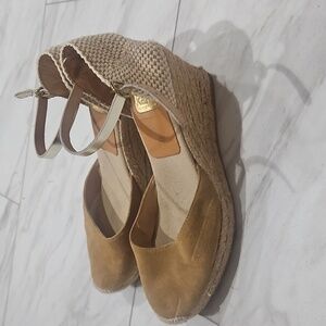 Elegant Tan Wedges